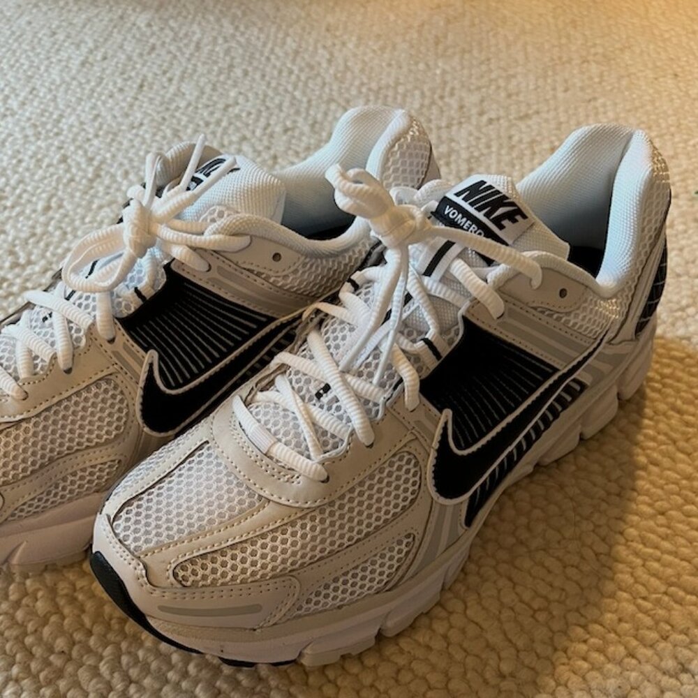 Nike Men's Air Zoom Vomero Casual Shoes in White and Black